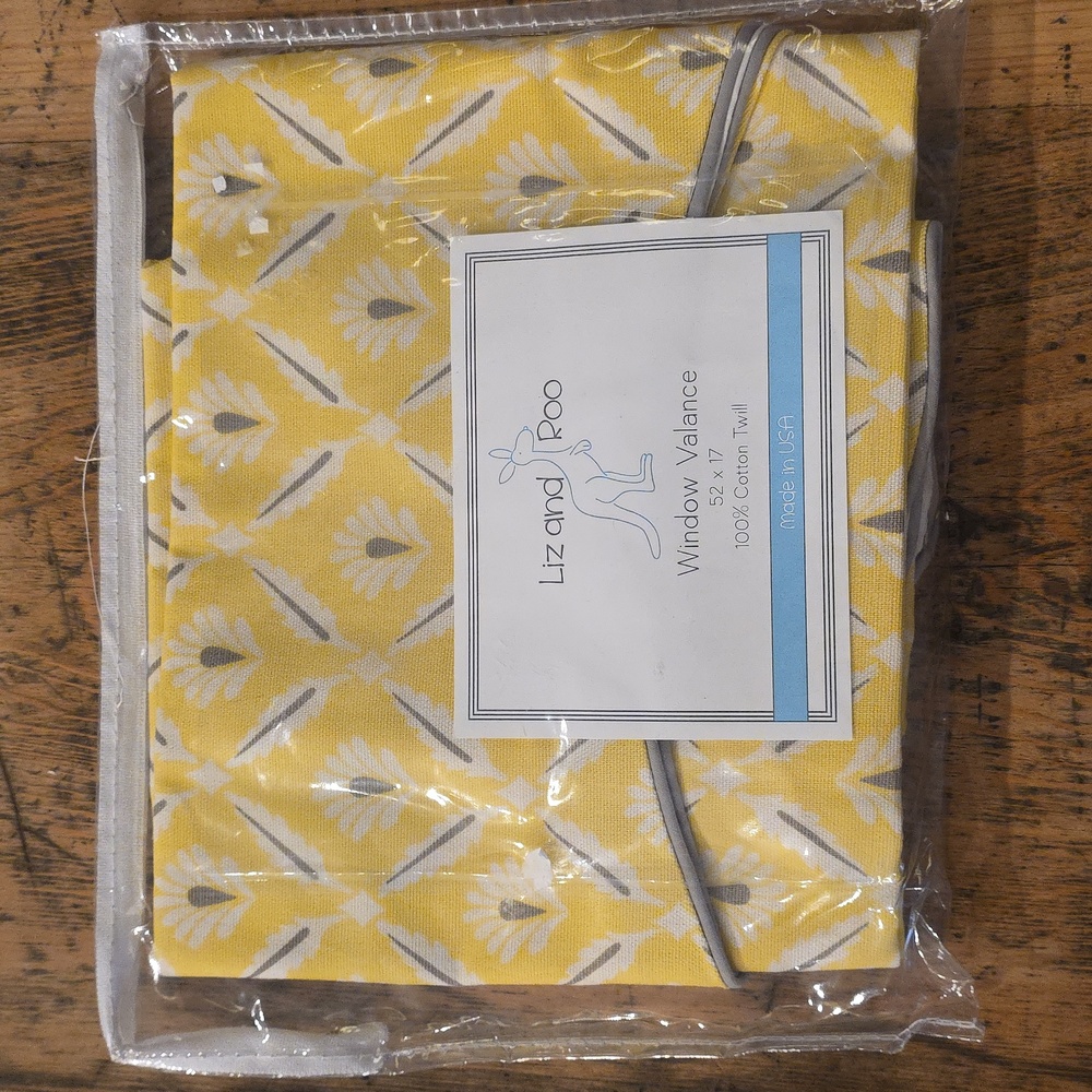 LIZ AND ROO Yellow Daisies Window Valance